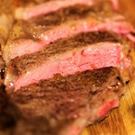 オーストラリア産牛肉を使用。
脂が少なく肉の旨みが濃い赤身部分です。