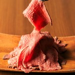 毎日仕込む、自家製ローストビーフ！　お肉を選んでテーブルで計量。食べたい量で「STOP！」するシステム。AUS産牛モモ肉：85円／10g　、国産黒毛和牛モモ肉：185円／10g