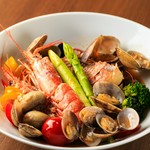 真鯛を使ったアクアパッツァです。ムール貝やアサリ、新鮮野菜をたっぷり使っています。満足できる一品です。 