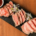 牛の品種、部位、製法の違う3種類のローストビーフを食べ比べする事ができます。もちろん、気に入ったローストビーフは単品でもご注文頂けます。数量限定