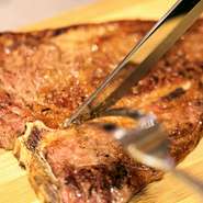 骨付き肉の王様『Tボーンステーキ』を豪快に1ポンド（約450g）ご用意。ヒレ肉とサーロインを同時に味わえます。数人でシェアしてリーズナブルに楽しむのが◎
※仕入が不安定な為、ご予約をおススメします。