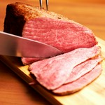 肉塊で肉祭り! ご予約限定で、ご希望のサイズ(グラム数)の塊肉をローストビーフにしてご用意致します。盛り上がること間違いなし!! オーストラリア産赤身肉80円/10g、国産黒毛和牛180円/10g