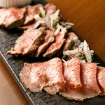 『3種のローストビーフ食べ比べ』を含む肉づくし、満腹必至のパーティーコースに2時間の飲み放題がセット