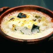 居心地の良さを追求された個室。足元が楽な椅子席の対応も可能で、訪れる人への思いが伝わってきます。ゆったりと落ち着いた雰囲気は、歓送迎会などにもおすすめの空間です。２名～３０名様までの個室、多数あり。