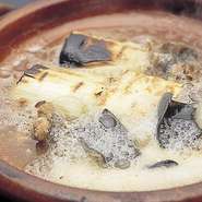 ふぐ・天然くえ・すっぽん・松阪肉の蕨鍋
伊勢海老・あんこう・鱧しゃぶ・かに・鯛しゃぶ
松阪肉すき焼・ぶりしゃぶ・鴨鍋・天然猪の牡丹鍋・蛤・
伊勢海老など、季節の鍋を御用意致してます