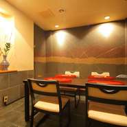 卓樂では、少人数でご利用できる個室が多数ご用意いたしております。毎月、旬の食材を使用したお値打ちな特別懐石を落ち着いた個室で贅沢な時間をお過ごしくださいませ。