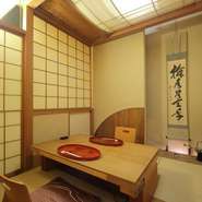 二名様だけで使用できる個室が多数あり。本格的な京料理で大切な一時を。極上の松茸を使用した懐石料理を期間限定でお値打ち価格にて！9/末まで。

