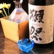 おそらく日本一と噂される米の磨きの高さから書籍やテレビなどでも取り上げられることの多い獺祭磨き二割三分は私達の間でも様々なドラマを生み出しました。2002年はモンド・セレクションで金賞を受賞しております