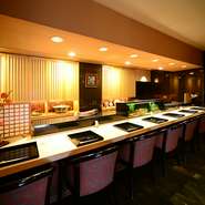 料理のライブ席。調理工程を目の前で楽しんだり、握りたてのお寿司などカウンター席の醍醐味をご堪能下さい