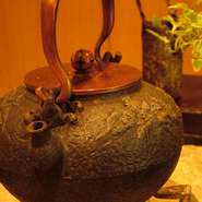 ≪設え≫

「卓樂」では、お部屋の設えや、江戸時代の器や作家物の器で盛り付けられた料理で季節を感じて頂き、「茶の湯」の精神に通ずる、おもてなしの心でお客様をお迎え致しております。
 私たちは、日本料理の文化を守り伝えて行くのも使命と感じております。
