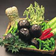 ≪京野菜≫

京都のやわらかでおいしい水をたっぷりと吸い、それぞれの野菜に適した土と気候に恵まれ育った京野菜。

卓樂では、京都の契約農家より直送の四季折々の本物の京野菜を使用した京料理を提供いたしております。
