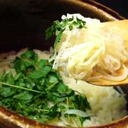 魚沼産特別栽培のコシヒカリを使用した釜炊き御飯。京懐石のお食事は毎月替る季節の釜炊き御飯が提供される。