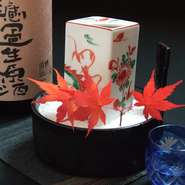 ≪銘酒≫

「獺祭」の蔵で有名な、旭酒造で造ってもらっている「卓樂」オリジナル純米大吟醸。
 日本最古の蔵元。850年続く門外不出の「技」が凝縮された酒、「花薫光」
 久保田　萬寿の「無濾過生原酒」
 「九平次」別誂えなど、入手困難な、日本酒を豊富に取り揃えております。
