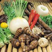 京都の上賀茂にある契約農家、森田さんが大切に育みつくった京野菜は素材本来の旨みがぎっしりと詰まっています。食材の持ち味を活かした、京都おばんざい料理をご堪能いただけます。