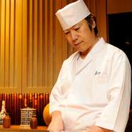 当店でのひとときは、楽しい時間であってほしいと思います。仕込み、空間を整えることなど準備の段階から気を配ります。帰り際、お客さまから「おいしかった」の言葉と満足そうな笑顔はやりがいを感じる瞬間です。