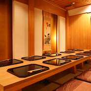 当店には、離れの個室をご用意しております。周りに気兼ねすることなく過ごせるプライベート空間です。接待や記念日など大切なひとときにご利用ください。