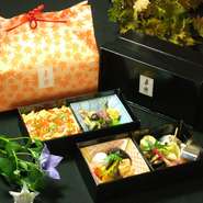 季節の料理と６種類の中から選べる替わり御飯２段弁当

*華ちらし寿司*うなぎ御飯*黒毛和牛焼肉御飯*黒毛和牛すき焼御飯*季節の炊込み御飯*ちりめん山椒御飯