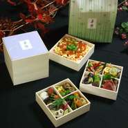 季節の料理と６種類の中から選べる替わり御飯３段弁当

*華ちらし寿司*うなぎ御飯*黒毛和牛焼肉御飯*黒毛和牛すき焼御飯*季節の炊込み御飯*ちりめん山椒御飯