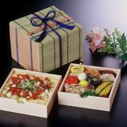 季節の料理と６種類の中から選べる替わり御飯２段弁当

*華ちらし寿司*うなぎ御飯*黒毛和牛焼肉御飯*黒毛和牛すき焼御飯*季節の炊込み御飯*ちりめん山椒御飯