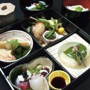 茶碗蒸し・椀物・御飯物などが付いた、旬の京料理をお楽しみください。価格により内容が替わります。