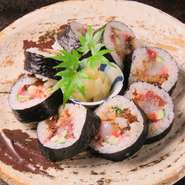 とろ・海老・穴子・いか・イクラなどが入った海鮮太巻き寿司
