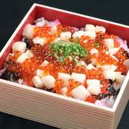 とろ・帆立・いか・海老などが入った、イクラたっぷりの海鮮ちらし寿司