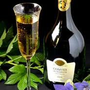 大切な恋人の誕生日・記念日に、贅沢な寿司・日本料理でおもてなし。卓樂では、ささやかなプレゼントをご用意いたしております。