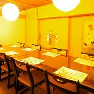 2名～30名まで利用できる個室がたくさんあります。例えば、足元が楽な椅子席も対応可能なお座敷などがあり、ゲストの心地よさを追求した心配りが感じられます。会食や歓送迎会などにもおすすめです。