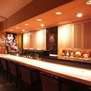 高級感のある、一枚板の白木のカウンター。食通もうならせる、卓樂の一品料理・寿司で晩酌はいかがですか？