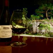 庭を眺めながらワインを楽しめるカウンター席。
ワインバーには珍しいテーブル席。
ご都合に合わせてご利用くださいませ。