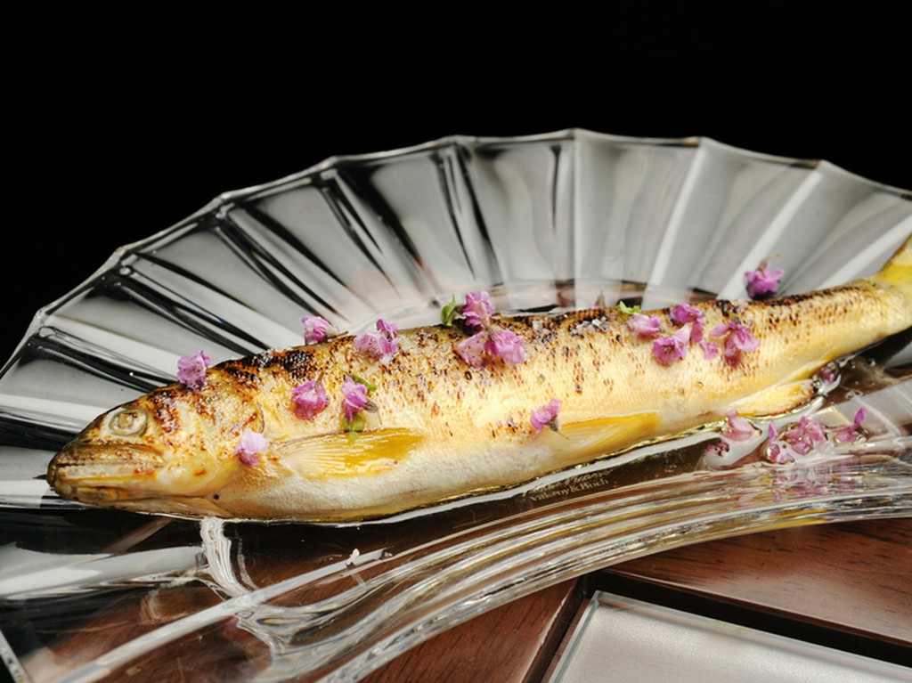 おいしい鮎を丸ごと味わえる料理。骨まで軟らかく調理された『鮎のコンフィー花穂じそ』