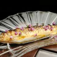 鮎を丸ごと楽しめる料理。オーストラリア産のオリーブオイル「キヨエ」が繊細な素材の味を引き立ててくれます。骨までやわらかくおいしく食べられる逸品です。華やかな花穂じそで彩られる涼やかな逸品。