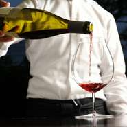 ワインは「ロブマイヤー」のグラスで提供しています。ワインの香りが楽しめ口触わりの良い薄いガラスが特徴です。ワイン通の方はもちろん、これからワインを楽しみたいビギナーの方も楽しめるよう心掛けています。
