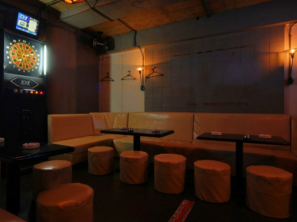 テーブル席：全4席（5名席、7名席、7名席、4名席）