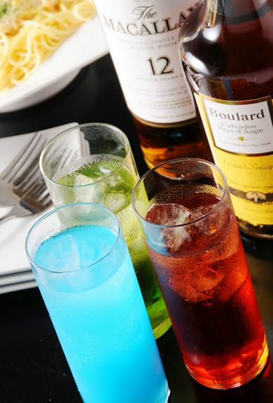 2軒目、3軒目に最適! お得な2次会プランは、2時間飲み放題+歌い放題+おつまみ付きで、お一人様からOK