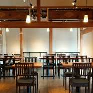 テーブル席：2名×2、4名×4、6名×1(テーブル席ですのでおつなぎする事もできます) ※バリアフリーです