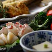 個室(堀ごたつ席)で、ゆったり寛ぎながら心と体にやさしい豆腐料理をはじめとする様々なオリジナル料理と、高知の地酒をはじめとするドリンクで、楽しい時間をお過ごし下さい。