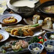 個室(堀ごたつ席)で、ゆったり寛ぎながら心と体にやさしい豆腐料理をはじめとする様々なオリジナル料理と、高知の地酒をはじめとするドリンクで、楽しい時間をお過ごし下さい。