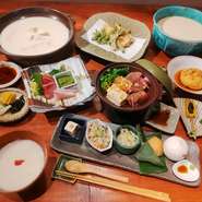【夏の献立内容 例】
■季節のとうふ
■五種盛り前菜
■季節の魚(カツオのタタキ)
■ローストビーフサラダ
■海老と豆腐の湯葉揚げ
■肉味噌茄子
■生麩田楽
■豆乳湯葉鍋
■山形おろしそば
■季節の甘味
