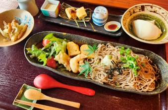 【ランチ】山形のこんにゃくそば おろしサラダ風セット