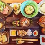 四万十ポークの豆乳しゃぶ鍋
まぐろ山かけローストビーフ添え
飛龍頭
生麩田楽
呉とうふ
おからサラダ
くみあげ湯葉
季節の和え物
季節のとうふ
季節のごはん
吸物