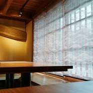 落ち着いた雰囲気のくつろげる空間で味わう、心と体にやさしいとうふ料理と、四季折々の旬食材を使ったお料理。高知の地酒をはじめとする豊富なお飲み物も取り揃えております。