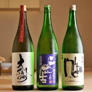 後を引かない。飲み疲れしない。この2点に注力してセレクトする日本酒。基本的には純米、特別純米、純米吟醸の3タイプに絞り、その時々で銘柄をセレクトします。おつまみもまた、これらの酒に合うようセレクト。