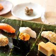 つまみ5品と握り12カンが基本スタイルのおまかせコース。北海道産の魚介はもちろん、そこに固執することはなく、その時期おいしいものを築地などから仕入れています。秋にはマグロや貝類など、道産のネタが充実。