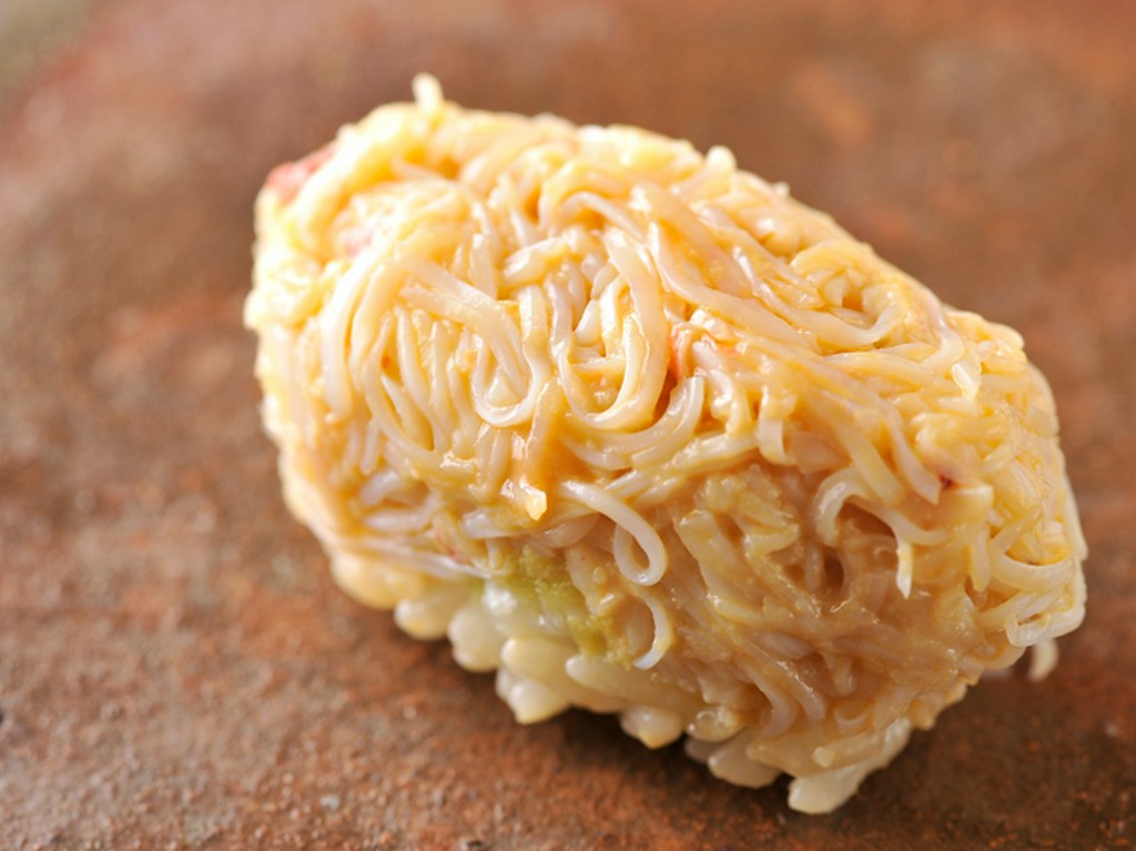 人気の2ネタを美しい握りで提供する『毛蟹』