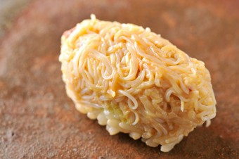 人気の2ネタを美しい握りで提供する『毛蟹』