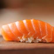 寿都産サクラマスの昆布締め。ねっとりと濃厚な旨みと、キレの良い脂が共存する握りです。軽く昆布で締めた仕事が見事。