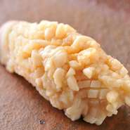 煮切った酒で軽く火入れをしたのが、苫小牧産北寄貝。流行の炙りにしても、昆布で魚介を締めるのも魚の味を本当に引き出しているとは思えない。そうして仕事を施したのがこの握りです。