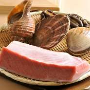 秋に来ていただけたならば、もっともっと北海道のネタが揃うのですが。今の時期は貝類などが北海道産です。煮ても焼いても何をしてもおいしいキンキなど、やはり北海道のネタにもこだわっていきたいです。