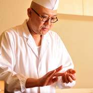 次にお店へ来ていただいた際に、同じネタであってもさらにおいしくなっていたい。日々、そんな思いで魚介の旨みをどう引き出すかばかり考えています。お客様にもそれを楽しみに訪れていただきたいですね。